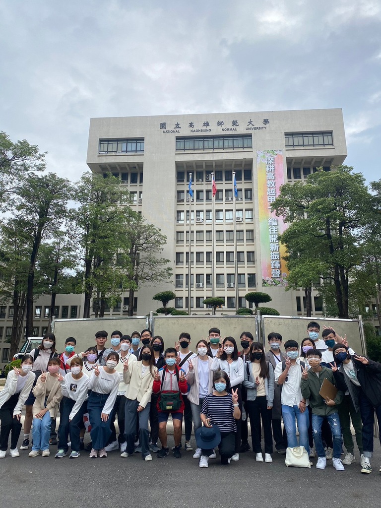 高雄師範大学の学生と授業の一環で台湾一周をする前の記念写真