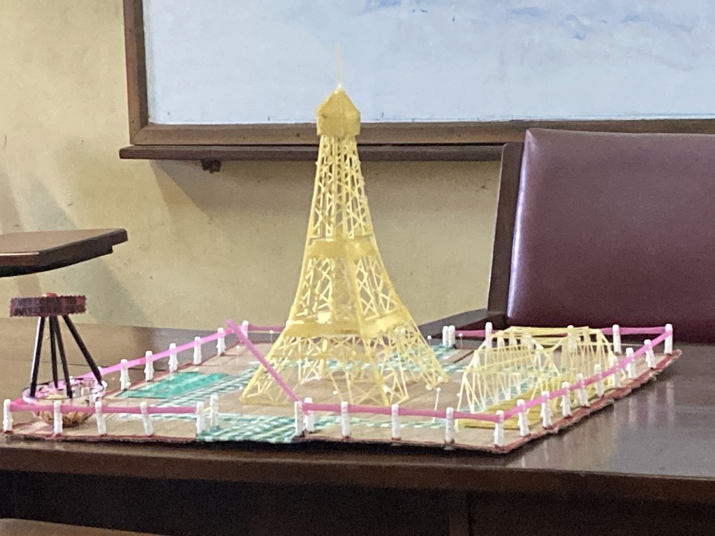 英語の授業のグループワークで作ったスパゲティ―で作られているタワーと橋
